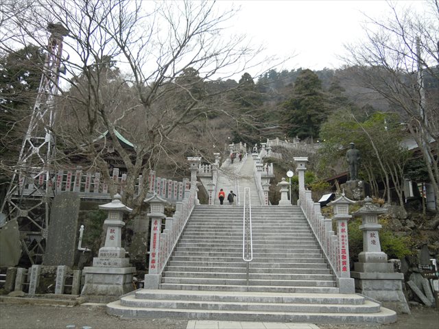 階段の先に阿夫利神社