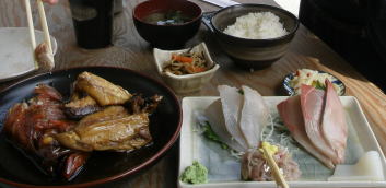 真鶴魚市場「宵」の刺身定食と煮付定食